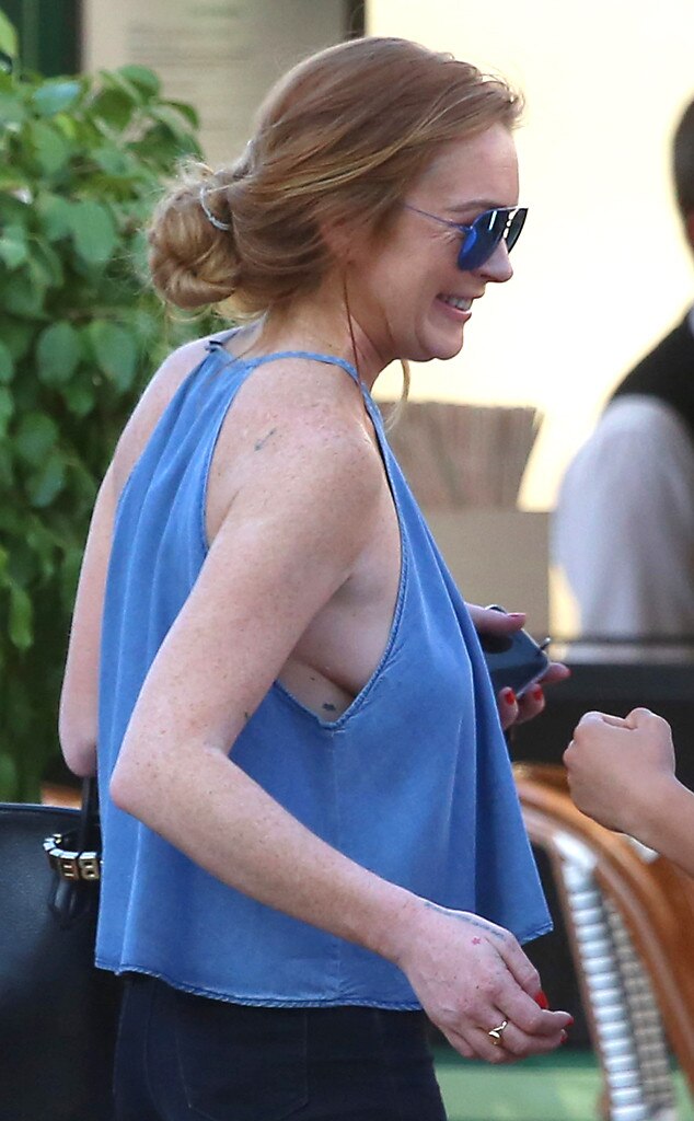 Alba side boob